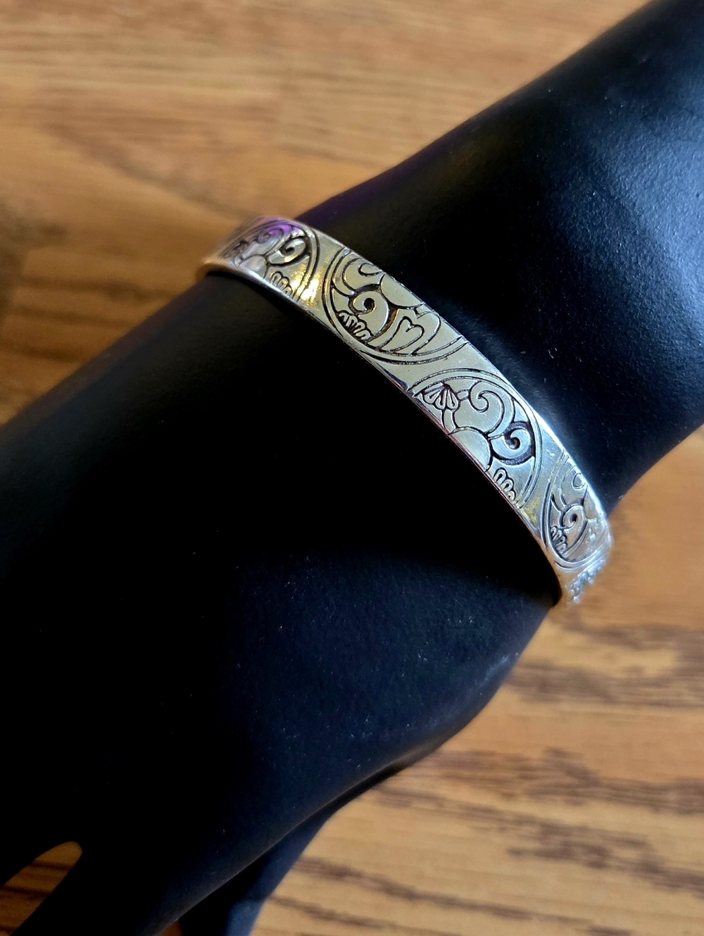 BRIGHTON "Dream Token" Vintage Silver Etched Bangle Bracelet CLASSIC CHIC! - Picture 3 of 8